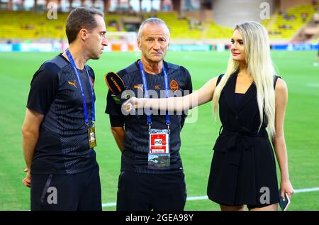 Monaco, Monaco. August 2021. Monaco, Monte-Carlo - 17. August 2021: UEFA Champions League Match mit Shakhtar TV-Moderatorin Olga Kalenchuk und FC Shakhtar Donetsk Methodology Coach Michele Cavalli (m). Mandoga Media Credit: dpa/Alamy Live News Stockfoto