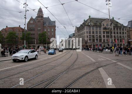 Vorbeifahrende Autos Am Dam-Platz In Amsterdam, Niederlande 16-8-2021 Stockfoto