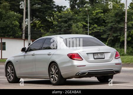 Chiangmai, Thailand -Juli 17 2021: Luxusauto Mercedes Benz E350e. Foto an der Radialstraße Nr. 1001 nördlich der Stadt chiangmai. Stockfoto