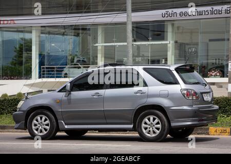 Chiangmai, Thailand -Juli 17 2021: Privates Auto, Toyota Harrier. Auf der Straße Nr. 1001, 8 km von der Stadt Chiangmai entfernt. Stockfoto