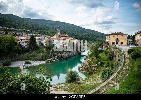 Slowenische Altstadt Kanal ob Soči mit bunten Häusern Stockfoto