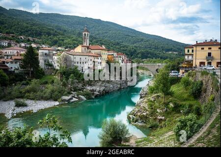 Slowenische Altstadt Kanal ob Soči mit bunten Häusern Stockfoto