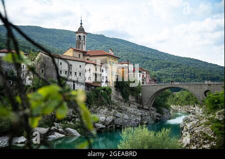 Slowenische Altstadt Kanal ob Soči mit bunten Häusern Stockfoto