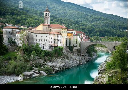 Slowenische Altstadt Kanal ob Soči mit bunten Häusern Stockfoto