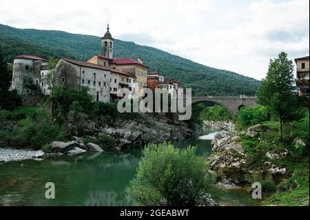 Slowenische Altstadt Kanal ob Soči mit bunten Häusern Stockfoto