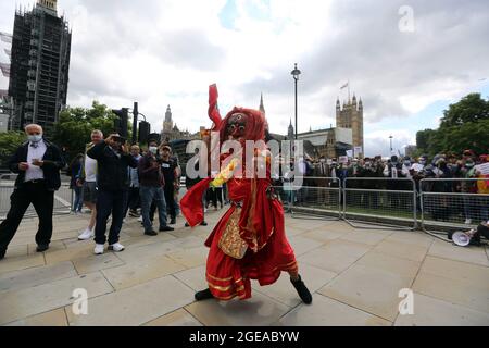 London, England, Großbritannien. August 2021. Gurkha-Veteranen sagten, dass die britische Regierung ihren echten Forderungen nach Parität in der Rente und anderen Vergünstigungen und facilitiesÂ mit ihren britischen Amtskollegen nicht nachgekommen sei, und veranstalteten eine Demonstration vor dem Londoner Parlamentsgebäude. Gurkhas befinden sich in den letzten 3 Wochen im Hungerstreik, um die britische Regierung zu zwingen, ihre Forderungen zu erfüllen. (Bild: © Tayfun Salci/ZUMA Press Wire) Stockfoto