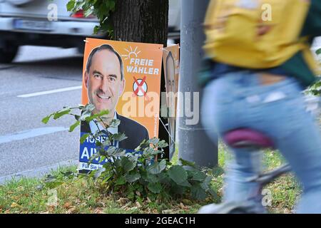 Wahlplakat von Hubert Aiwanger/Freie Wähler zur Bundestagswahl 2021 am Straßenrand in München am 17. August 2021. In den Bundestag gewählt werden wollen. Stockfoto