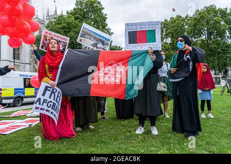 WESTMINSTER LONDON 18. August 2021. Britische afghanische Frauen halten Plakate auf dem Parliament Square, um gegen die Übernahme der Taliban zur Rettung Afghanistans zu demonstrieren, da das britische parlament nach einem Ersuchen der Regierung aus seiner Sommerpause zurückgerufen wird, um die Krise in Afghanistan zu debattieren. Credit amer Ghazzal/Alamy Live News Stockfoto