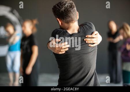 Tänzer improvisieren im Kontakttanz Stockfoto