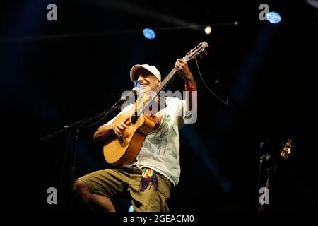 21. JULI 2021 - GENUA, ITALIEN: Manu Chao und seine Musiker spielen live beim Goa-Boa Festival 2021 in der Arena del Mare di Porto Antico in Genua Stockfoto