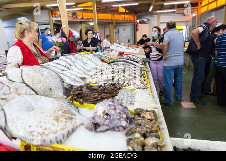 Markt für frische Meeresfrüchte in Batumi Georgia. Lebender Fisch im Eis. Flunder, rote Meeräsche, Lachs, Wels, Aal, Frösche, Stachelrochen, Stör, Muscheln, Austern. Stockfoto