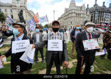 London, England, Großbritannien. August 2021. Gurkha-Veteranen sagten, dass die britische Regierung ihren echten Forderungen nach Parität in der Rente und anderen Vergünstigungen und facilitiesÂ mit ihren britischen Amtskollegen nicht nachgekommen sei, und veranstalteten eine Demonstration vor dem Londoner Parlamentsgebäude. Gurkhas befinden sich in den letzten 3 Wochen im Hungerstreik, um die britische Regierung zu zwingen, ihre Forderungen zu erfüllen. (Bild: © Tayfun Salci/ZUMA Press Wire) Stockfoto