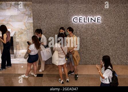 Hongkong, China. August 2021. Vor dem Geschäft der französischen Luxusmode-Marke Celine in Hongkong stehen die Käufer Schlange. Kredit: SOPA Images Limited/Alamy Live Nachrichten Stockfoto