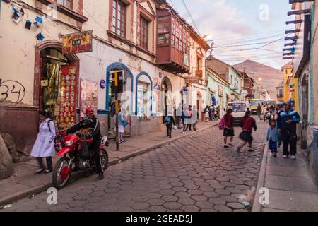 POTOSI, BOLIVIEN - 17. APRIL 2015: Blick auf eine Straße in einem historischen Zentrum von Potosi, Bolivien. Stockfoto