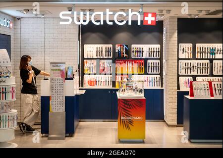 Hongkong, China. August 2021. Der Schweizer multinationale Uhrenhersteller Swatch Markengeschäft in Hongkong. Kredit: SOPA Images Limited/Alamy Live Nachrichten Stockfoto