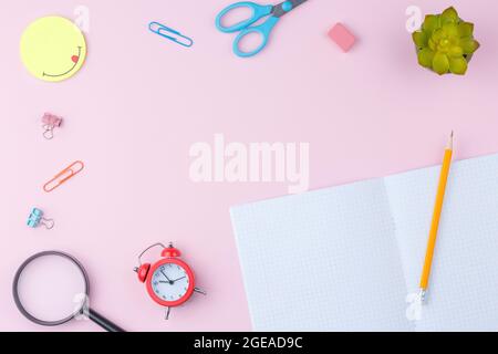 Schulbedarf auf dem Schreibtisch. Stockfoto