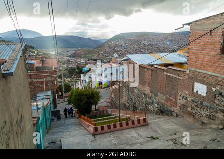 POTOSI, BOLIVIEN - 18. APRIL 2015: Steile Straße in Potosi, Bolivien. Stockfoto