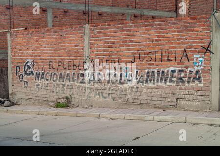 Politischer Text an einer Wand in Potosi, Bolivien. Es heißt: Die Völker wollen die Gerechtigkeit. Verstaatlichung des gesamten Bergbaus. Stockfoto