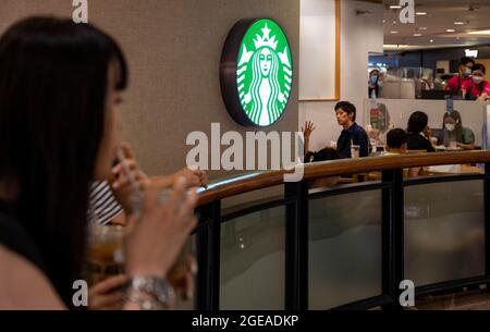 Gäste werden in der amerikanischen multinationalen Kette Starbucks Coffee Store in Hongkong gesehen. (Foto von Budrul Chukrut / SOPA Images/Sipa USA) Stockfoto