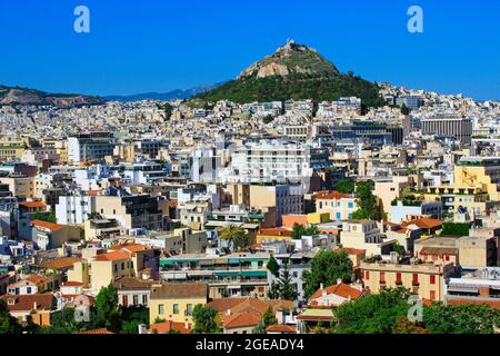 Griechenland, Athen, Juni 16 2020 - Athen Stadtansicht aus dem Bereich Anafiotika im Plaka-Viertel mit Lycabetus-Hügel im Hintergrund. Stockfoto