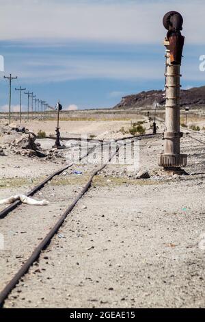 Eisenbahnstrecke von Bolivien nach Chile in einem kleinen Dorf Julaca, Bolivien. Dieses Dorf liegt in einer Wüste im Südwesten Boliviens in der Nähe von Salz Stockfoto