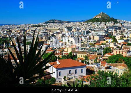 Griechenland, Athen, Juni 16 2020 - Athen Stadtansicht aus dem Bereich Anafiotika im Plaka-Viertel mit Lycabetus-Hügel im Hintergrund. Stockfoto