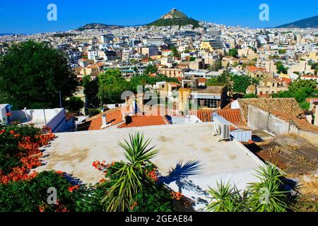 Griechenland, Athen, Juni 16 2020 - Athen Stadtansicht aus dem Bereich Anafiotika im Plaka-Viertel mit Lycabetus-Hügel im Hintergrund. Stockfoto
