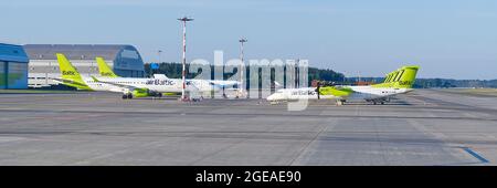 RIGA, LETTLAND - 30.2021 : airBaltic Flugzeug in Riga Flughafen wartet auf Passagiere an Bord auf der Start-und Landebahn Stockfoto