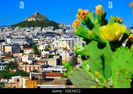 Griechenland, Athen, Juni 16 2020 - Athen Stadtansicht aus dem Bereich Anafiotika im Plaka-Viertel mit Lycabetus-Hügel im Hintergrund. Stockfoto