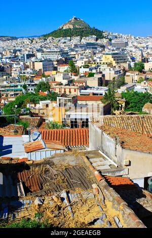 Griechenland, Athen, Juni 16 2020 - Athen Stadtansicht aus dem Bereich Anafiotika im Plaka-Viertel mit Lycabetus-Hügel im Hintergrund. Stockfoto