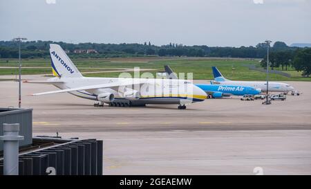 Langenhagen, Deutschland. August 2021. Auf der Asphaltbahn des Flughafens steht ein Transportflugzeug des Typs Antonov 124-100. Die Bundeswehr will mit dem Antonov Hilfsgüter für den Afghanistan-Konflikt von Hannover nach Taschkent in Usbekistan transportieren. Quelle: Ole Spata/dpa/Alamy Live News Stockfoto