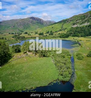 Little langdale tarn blickt auf lingmoor Fell und blake Rigg Stockfoto