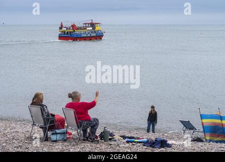 Sidmouth, Devon, 18. August 21 der trübe Himmel in Devon konnte die Besucher von Sidmouth nicht abschrecken, sich auf eine Fahrt entlang der Jurassic Coast an Bord des Stuart Line Cruiser The 'Pride of Exmouth' zu machen. Kredit: Photo Central/Alamy Live Nachrichten Stockfoto