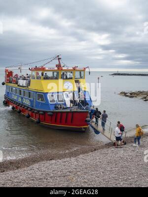 Sidmouth, Devon, 18. August 21 der trübe Himmel in Devon konnte die Besucher von Sidmouth nicht abschrecken, sich auf eine Fahrt entlang der Jurassic Coast an Bord des Stuart Line Cruiser The 'Pride of Exmouth' zu machen. Kredit: Photo Central/Alamy Live Nachrichten Stockfoto