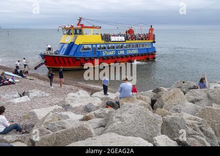 Sidmouth, Devon, 18. August 21 der trübe Himmel in Devon konnte die Besucher von Sidmouth nicht abschrecken, sich auf eine Fahrt entlang der Jurassic Coast an Bord des Stuart Line Cruiser The 'Pride of Exmouth' zu machen. Kredit: Photo Central/Alamy Live Nachrichten Stockfoto