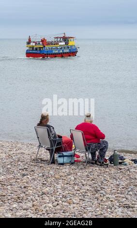 Sidmouth, Devon, 18. August 21 der trübe Himmel in Devon konnte die Besucher von Sidmouth nicht abschrecken, sich auf eine Fahrt entlang der Jurassic Coast an Bord des Stuart Line Cruiser The 'Pride of Exmouth' zu machen. Kredit: Photo Central/Alamy Live Nachrichten Stockfoto