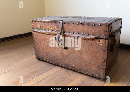 Alte Lederbrust im alten Haus Stockfoto