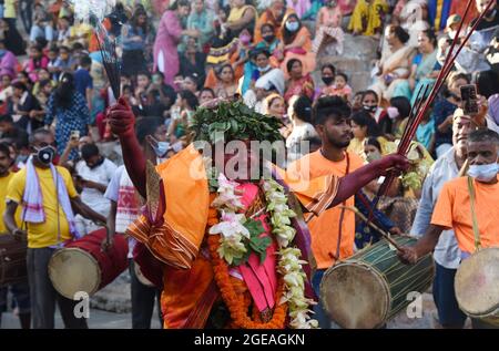 Guwahati, Guwahati, Indien. August 2021. Deodhani-Tänzerin führt Deodhani Nritya (Tanz) während des jährlichen Manasha Puja (Verehrung der Schlangen) im Kamakhya-Tempel in Guwahati Assam Indien am Mittwoch, 18. August 2021 auf (Bildnachweis: © Dasarath Deka/ZUMA Press Wire) Stockfoto