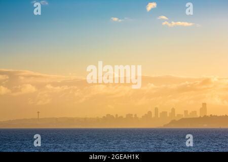 Nebliger Morgen, der Elliot Bay of Puget Sound überquert und Seattle mit der Washington State Ferry von Bremerton, Washington State, USA, erreicht Stockfoto