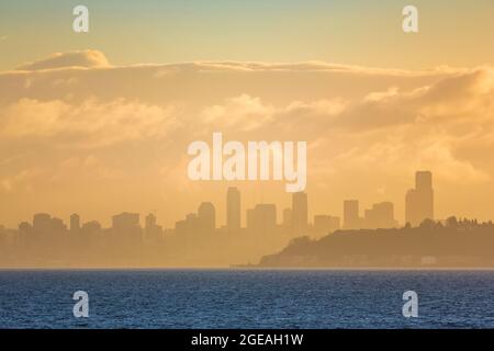 Nebliger Morgen, der Elliot Bay of Puget Sound überquert und Seattle mit der Washington State Ferry von Bremerton, Washington State, USA, erreicht Stockfoto
