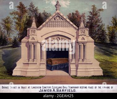 Bronzeschatulle im Gewölbe auf dem Lakeview Cemetery, Cleveland, Ohio. Vorübergehende Ruhestätte der Überreste von James A. Garfield, 1881 Stockfoto