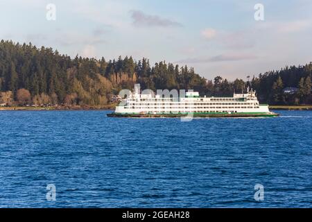 Fähre Kaleetan überquert Elliot Bay of Puget Sound und fährt von Seattle aus Richtung Bremerton, mit Bainbridge Island im Hintergrund, Washington Stat Stockfoto