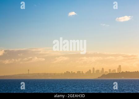 Nebliger Morgen, der Elliot Bay of Puget Sound überquert und Seattle mit der Washington State Ferry von Bremerton, Washington State, USA, erreicht Stockfoto