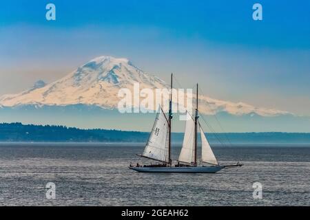 Schoner Abenteuer segeln auf der Elliot Bay of Puget Sound in der Nähe von Seattle, mit Mt. Rainier im Hintergrund, Washington State, USA [Leitartikel Stockfoto