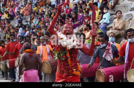 Guwahati, Guwahati, Indien. August 2021. Deodhani-Tänzerin führt Deodhani Nritya (Tanz) während des jährlichen Manasha Puja (Verehrung der Schlangen) im Kamakhya-Tempel in Guwahati Assam Indien am Mittwoch, 18. August 2021 auf (Bildnachweis: © Dasarath Deka/ZUMA Press Wire) Stockfoto