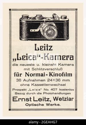 Vintage LEICA EINE 35-mm-Kamera-Pressewerbeplakat der 1920er-Jahre, die revolutionäre deutsche 35-mm-Kamera, hergestellt von Ernst Leitz in Wetzlar, Deutschland. Die Leitz Leica 1(A) war die erste kommerziell erhältliche Leica 35mm-Kamera. Die Leica, entworfen von Oscar Barnack, wurde 1924 angekündigt und 1925 erstmals an die Öffentlichkeit verkauft. Die Leica war ein sofortiger Erfolg und verantwortlich für die Popularisierung der 35mm-Filmfotografie. 'Prospekt leica No 407 kostenlos bei Fotohändlern erhältlich' Ernst Leitz Wetzlar Optical Works Stockfoto