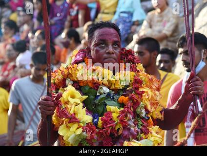 Guwahati, Guwahati, Indien. August 2021. Deodhani-Tänzerin führt Deodhani Nritya (Tanz) während des jährlichen Manasha Puja (Verehrung der Schlangen) im Kamakhya-Tempel in Guwahati Assam Indien am Mittwoch, 18. August 2021 auf (Bildnachweis: © Dasarath Deka/ZUMA Press Wire) Stockfoto