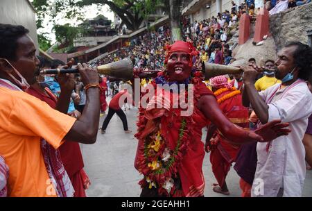 Guwahati, Guwahati, Indien. August 2021. Deodhani-Tänzerin führt Deodhani Nritya (Tanz) während des jährlichen Manasha Puja (Verehrung der Schlangen) im Kamakhya-Tempel in Guwahati Assam Indien am Mittwoch, 18. August 2021 auf (Bildnachweis: © Dasarath Deka/ZUMA Press Wire) Stockfoto