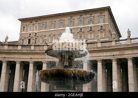 Bernini-Brunnen vor den Kolonnaden des Petersplatzes in Rom an einem Sommertag. Stockfoto