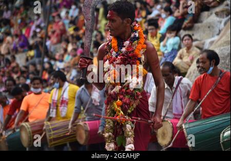 Guwahati, Guwahati, Indien. August 2021. Deodhani-Tänzerin führt Deodhani Nritya (Tanz) während des jährlichen Manasha Puja (Verehrung der Schlangen) im Kamakhya-Tempel in Guwahati Assam Indien am Mittwoch, 18. August 2021 auf (Bildnachweis: © Dasarath Deka/ZUMA Press Wire) Stockfoto